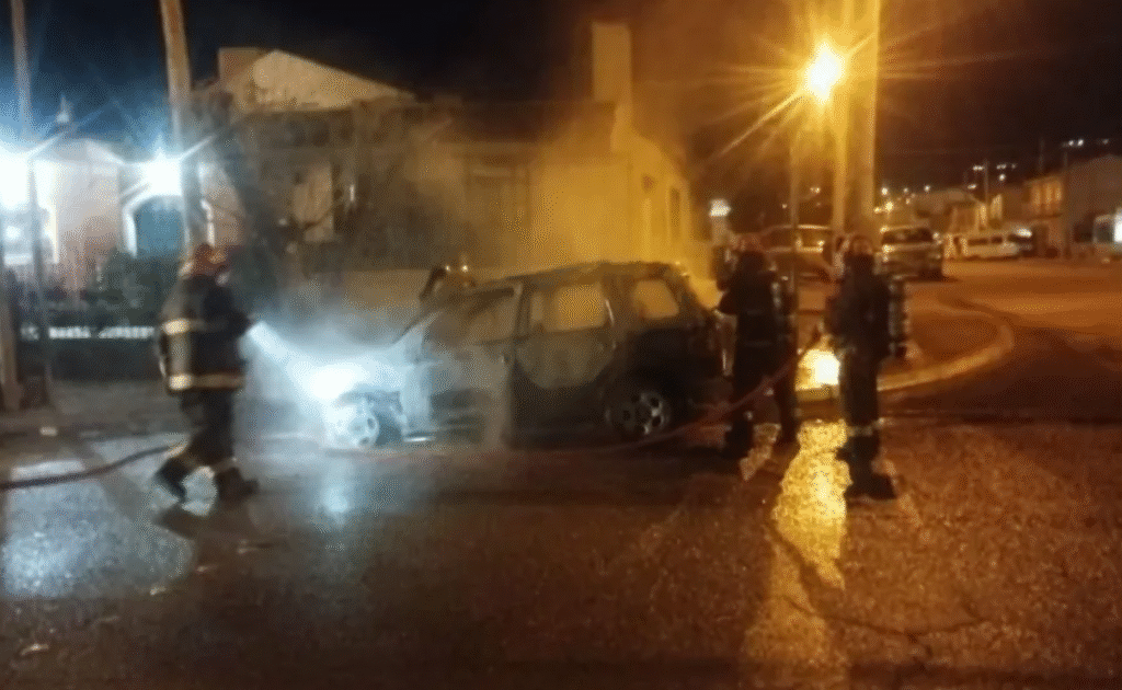 incendio vehicular en el barrio Quirno Costa