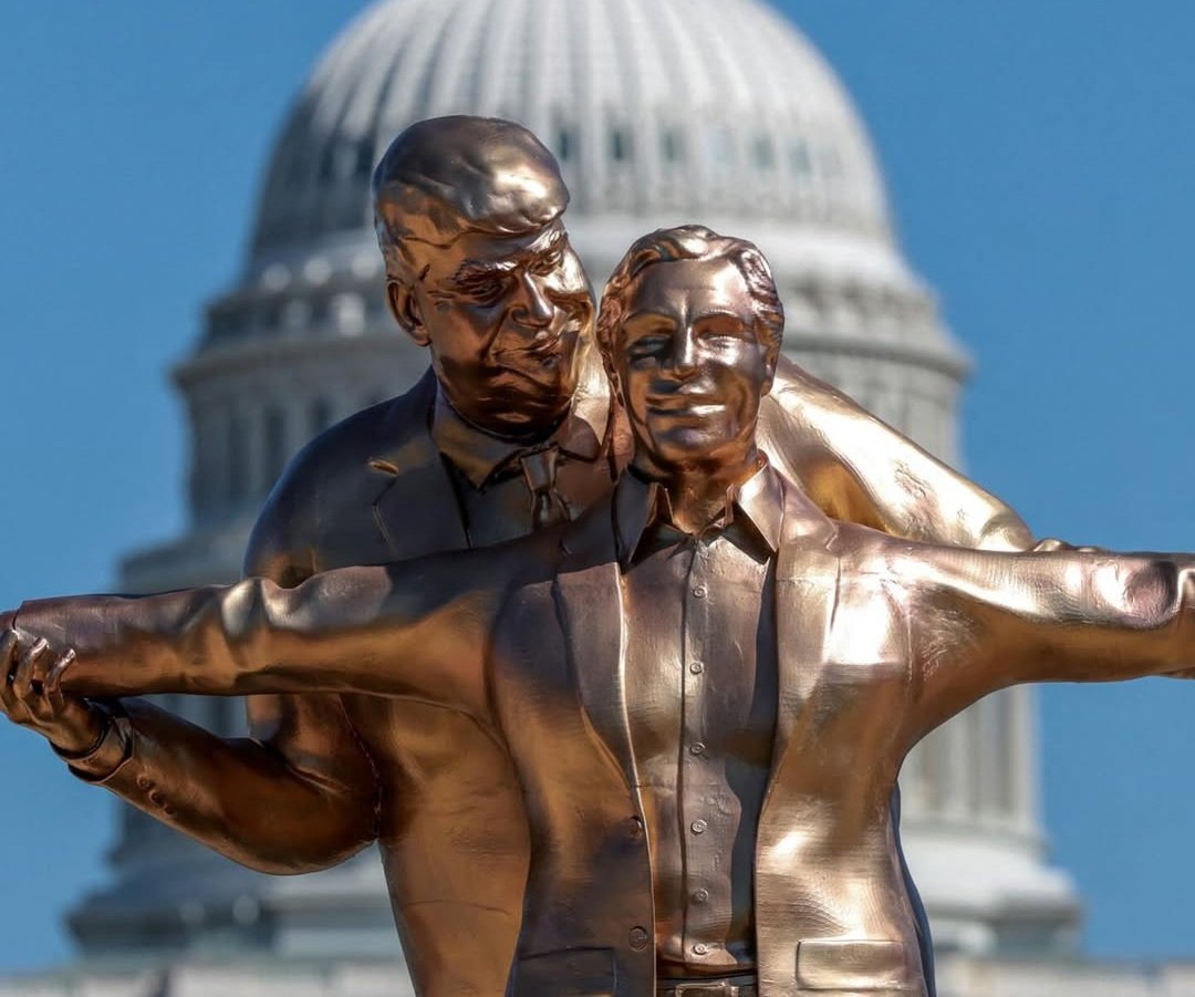 «El Rey del Mundo»: una estatua de Trump y Epstein recreando «Titanic» sacude el National Mall