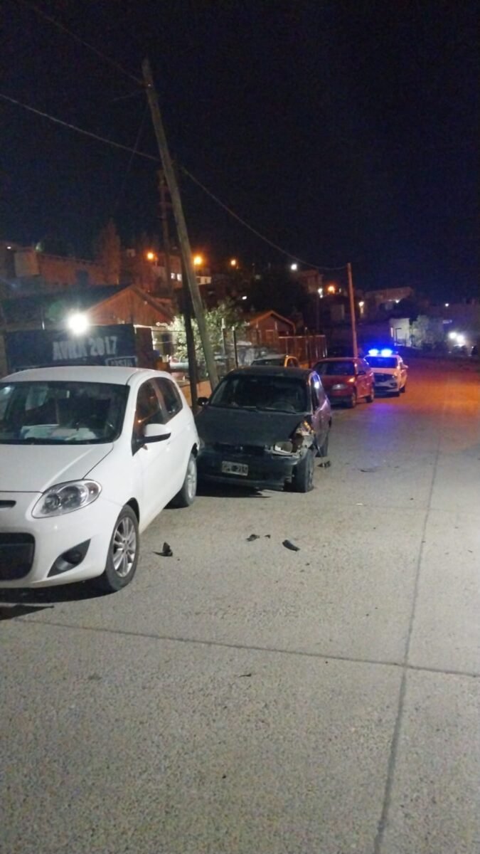 Impactante choque en cadena frente al Gimnasio N.º 3: un camionero alcoholizado embistió a tres autos estacionados