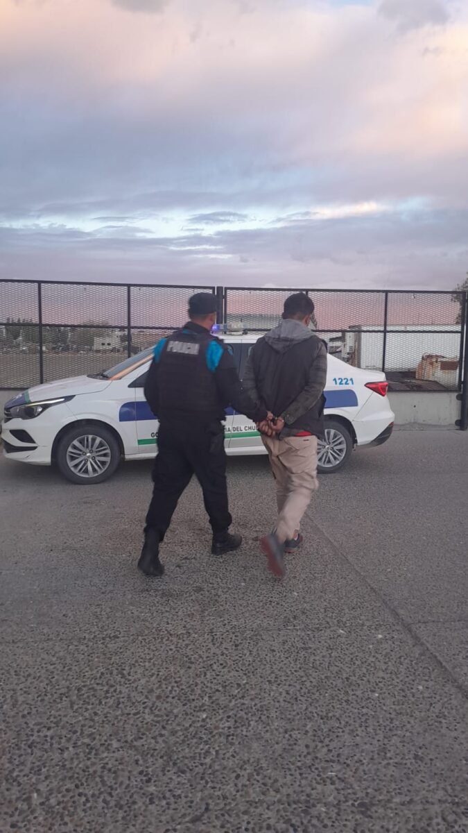 Intentó llevarse un «botín de lujo»: lo atraparon con diez latas de atún ocultas entre sus ropas