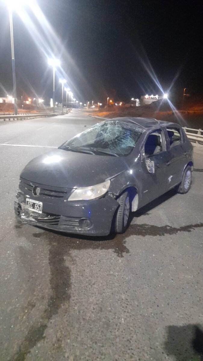 El coche fantasma del puente: un despiste de madrugada terminó con el vehículo abandonado