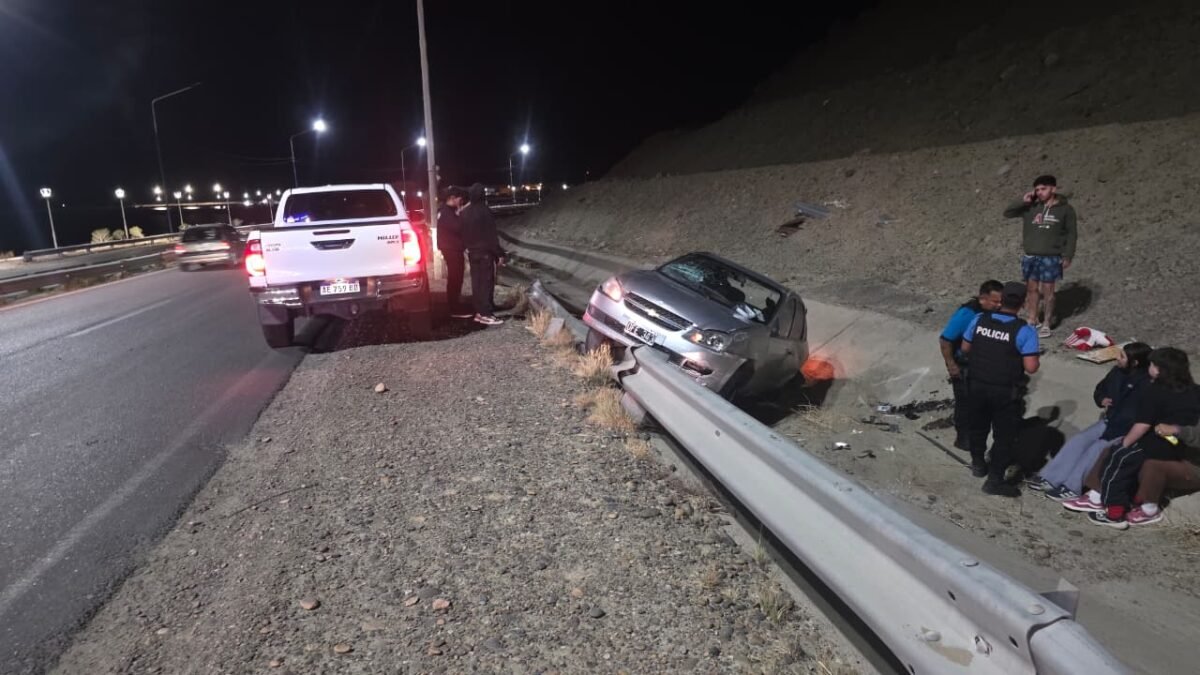 Directo al desagüe: fuerte choque y rescate en el KM 1830 de la Ruta 3