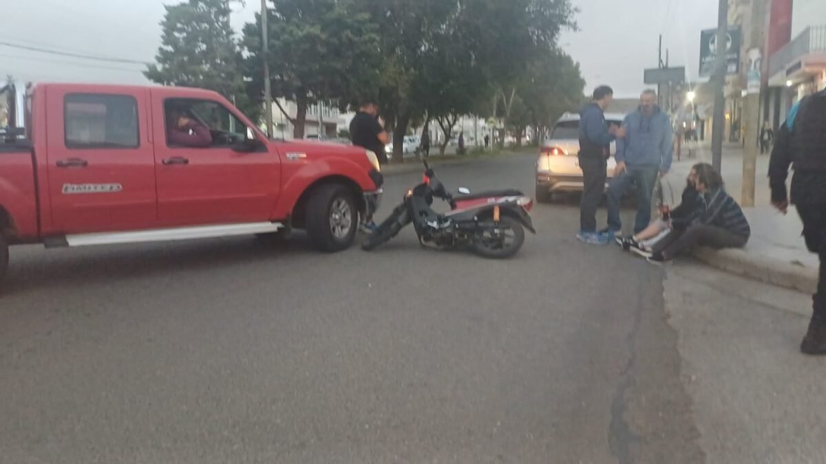 Susto en Avenida Kennedy: un choque entre una moto y una camioneta movilizó al 107