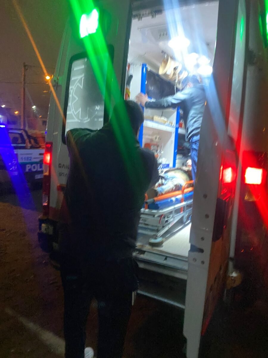 Un hombre tropezó por el barro, cayó en un zanjón y debió ser trasladado al hospital