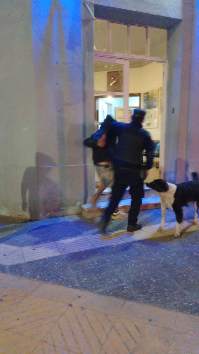 Lo enganchó robando dentro de su auto, lo persiguió y la Policía lo atrapó escondido debajo de otro vehículo