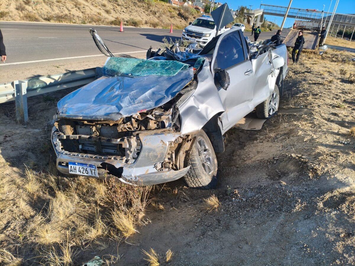 Vuelco en Ruta 3: Hilux terminó patas arriba en Rada