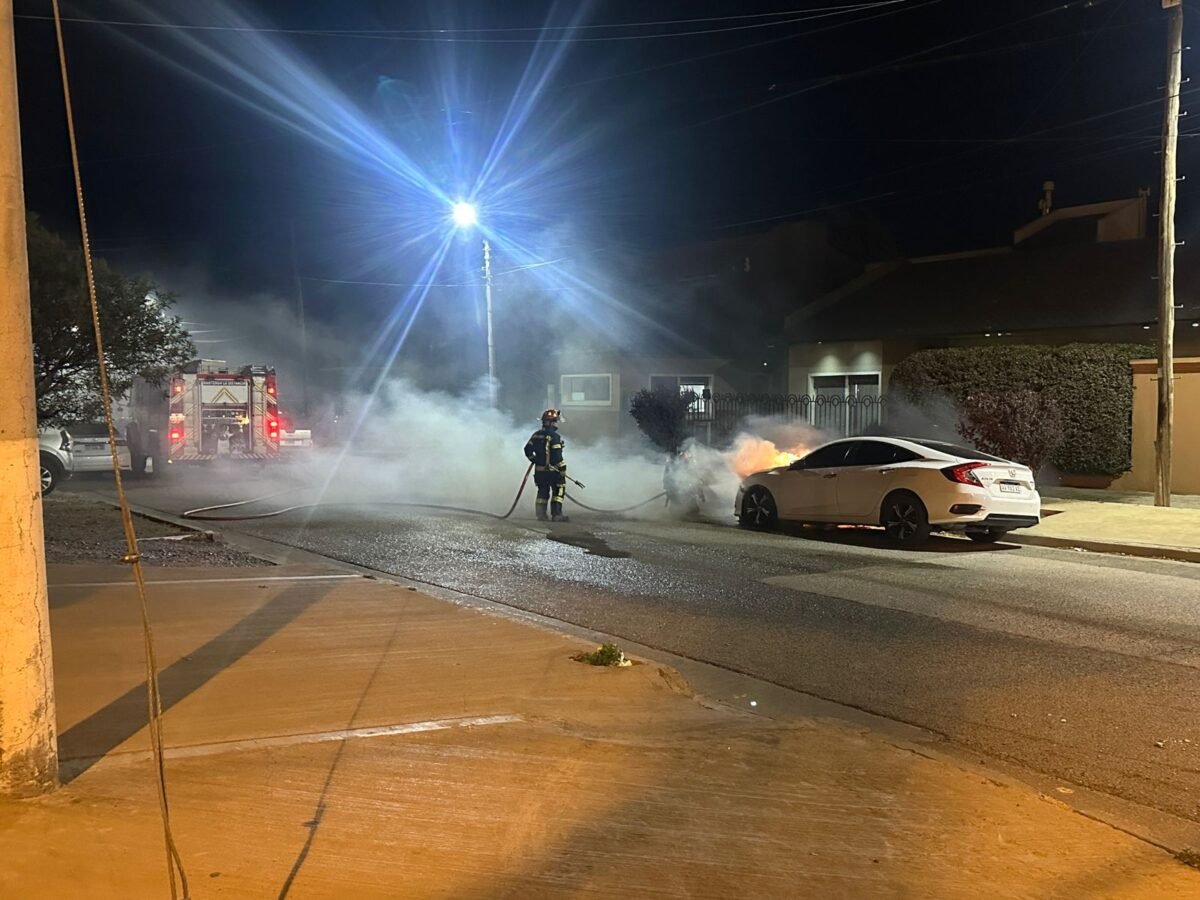Incendio vehicular en Pueyrredón: prendieron fuego un Honda