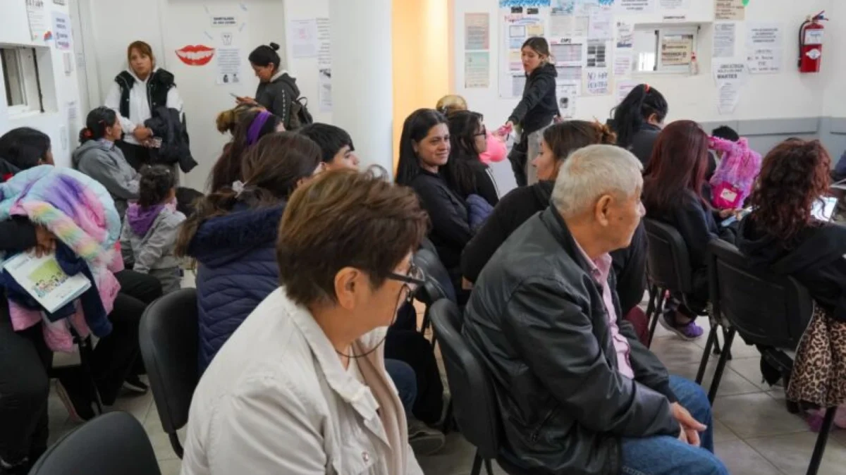 Controles escolares en Comodoro: fila, sello y check médico en el Moure
