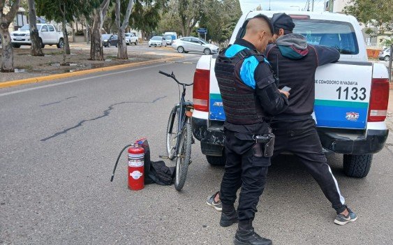 Robó un matafuego de una camioneta y lo atraparon a las pocas cuadras en Comodoro